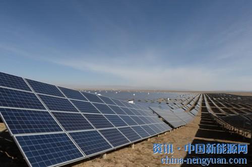                                                                                                                                                                     
	　　這是一片光的海洋。

	　　在青海省海南州共和縣龍羊峽水電站八公里處，蒼茫的戈壁灘上，你會(huì)看到荒漠中一望無(wú)垠的太陽(yáng)能發(fā)電板面朝南方，微微昂頭，接受太陽(yáng)的光輝，釋放著綠色能源