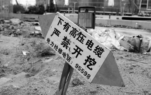 
	
                    
	【电缆网讯】7月5日、7月7日两天，深圳市供电局连续在官方微博上怒怼深圳地铁，指责对方野蛮施工，挖断7条电缆，导致深业上城、中广核大厦、东方新天地、广电大厦、建设银行大厦等用户停电，影响超过5000户。

	

	7月5日，深圳供电局官方微博@深圳地铁集团称，明明写着“下有高压电缆严禁开挖”，“你还挖，你又挖，还一挖就3条……八卦岭平安大厦、盛世鹏程、城市主场、体育场充电站等5000户和供电蜀