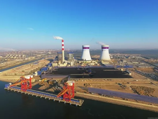 　　党的十八大以来，作为全球规模最大、产业链最完整的电力建设企业，中国电力建设集团有限公司(以下简称中国电建)积极投身“一带一路”建设，致力打造“风险共担、成果共享、合作共赢”的全球生命共同体。　　(来源：国资报告 作者：任腾飞 《国资报告》杂志18年第6期) 　　原标题：改革创新 争创世界一流综合性建设投资集团 　　截至今年5月底，在“一带一路”沿线65个国家中，中国电建在其中42个国家设有150个代表处或分支机构，执行1311个工程项目合同，合同总额约4900亿元人民币，累计完成营