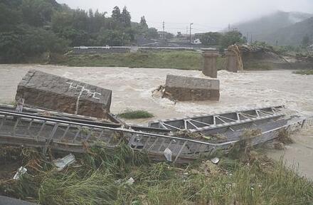
	
                    
	【电缆网讯】因西日本地区连日强降雨天气，截止7月8日共有28条铁路线出现桥梁垮塌、铁路线被水流或泥沙淹没等情况，已有56条路线被迫停运。

	

	据日本《每日新闻》7月8日报道，国土交通省当天表示共有11家铁路公司的28条铁路线受损