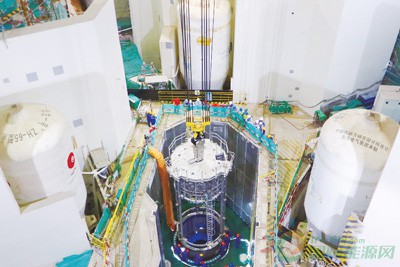 
                    

近日，華龍一號全球首堆福清5號機組下部堆內構件完成首次插入反應堆壓力容器，標志著堆內構件正式進入安裝階段，為首堆流致震動試驗、冷試重大節(jié)點目標按期完成奠定基礎。
 
　　堆內構件是反應堆廠房最核心設備之一，主要起到支承和固定堆芯組件，承受堆芯重量，同時為壓力容器提供熱屏蔽，減少受中子和r射線照射等作用