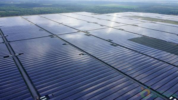 　　&nbsp;法国能源巨头Total以14亿欧元完成收购天然气和可再生能源供应商Direct Energie 73.04％股份。　　Direct Energie已经建造了800MW燃气电厂和550MW可再生能源电场，是Neoen的母公司，Neoen在法国，萨尔瓦多，澳大利亚等地开发了太阳能和风能项目，其中Neoen在法国开发的300MWCestas光伏电站是欧洲最大的光伏电场之一