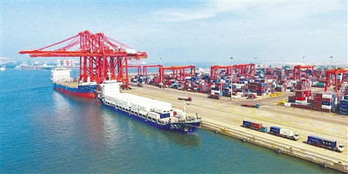 　　两艘轮船靠泊唐山港集装箱码头。 新华社记者 杨世尧摄　　今年以来，一系列稳增长、促改革、调结构、惠民生、防风险政策措施效用持续发力，减税降负等支持实体经济发展的政策力度加大，经济运行呈现出增长平稳、就业扩大、通胀温和、国际收支改善的良好格局