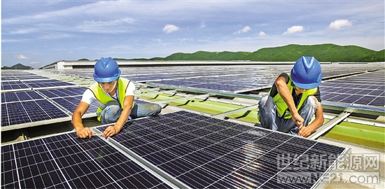  
 
7月9日，技术人员在舟山市定海区金塘西堠工业集聚区为屋顶分布式光伏发电项目进行最后的组件连接检查。该项目总装机容量为5864.32千瓦，预计年发电量650万度左右