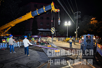 　　7月7日凌晨，在北京市西城区南礼士路架空线入地工程现场，国网北京市电力公司工作人员正在进行设备吊装操作。

　　当晚，南礼士路、黄寺大街、幸福大街、南横西街、白广路等18个施工现场同时火热作业中