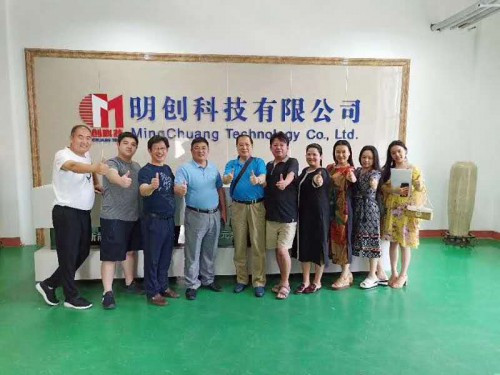 原標題：伍繼延率隊走訪常務(wù)副會長毛瀚鏵創(chuàng)辦企業(yè)明創(chuàng)科技有限公司            　　北京湖南青年創(chuàng)業(yè)促進會名譽會長伍繼延率隊走訪促進會常務(wù)副會長毛翰鏵位于秦皇島的碳纖維智能采暖公司，明創(chuàng)科技有限公司。                  秦皇島明創(chuàng)科技有限公司 明創(chuàng)科技作為國家級科技創(chuàng)新型企業(yè)，致力于高效、節(jié)能、環(huán)保的供暖產(chǎn)品研發(fā)、生產(chǎn)與銷售，主要生產(chǎn)及研發(fā)碳纖維智能地暖、無框電暖畫、藝術(shù)墻暖、藝術(shù)電暖畫和遠紅外碳纖維散熱器等產(chǎn)品