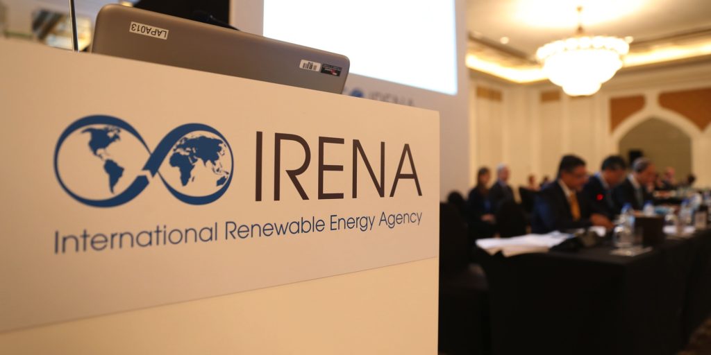 　　 國際可再生能源機構(gòu)IRENA表示，加速可再生能源的部署也可以使全球GDP增長1%，社會福利增加15%，與常規(guī)業(yè)務(wù)相比，到2050年，可再生能源可以占到近2900萬個工作崗位，高于目前的1030萬個?！　RENA的分析報告發(fā)現(xiàn)，可再生能源和能源效率相結(jié)合可以達到實現(xiàn)降低能源領(lǐng)域碳排放90%，從而實現(xiàn)巴黎氣候協(xié)議中全球升溫低于2攝氏度目標(biāo)