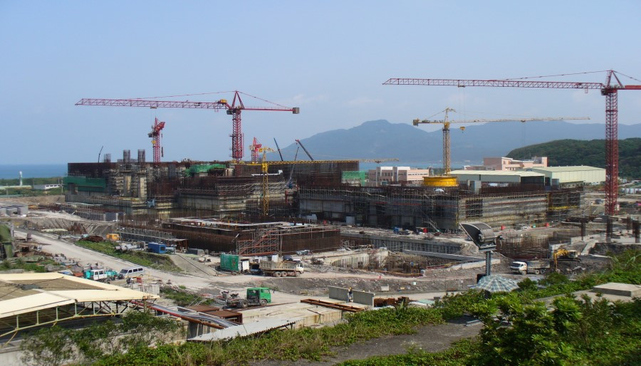 原標(biāo)題：359億收購英國8座核電站！中國海外能源版圖擴張，日本有點酸！                 論起發(fā)展核電，中國稱不上是第一批研發(fā)和推廣技術(shù)的國家，但從前幾年從其他發(fā)達國家學(xué)習(xí)和引進技術(shù)，現(xiàn)在絕對是第一批革新核電技術(shù)的國家之一。如今中國核電技術(shù)正在往出海發(fā)展的方向加快腳步，早前就有媒體報道，中國廣核集團有意收購英國8座核電站最多49%的股份，價值高達40億英鎊（折合人民幣約349億元）
