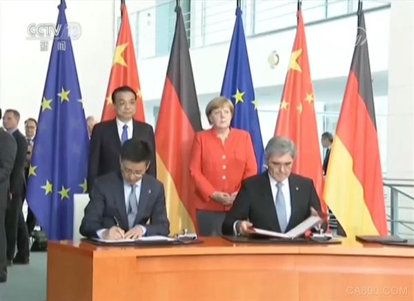 
                    
	7月9日晚，在两国领导人的见证下，中、德的代表企业西门子和阿里云签署了备忘录，将携手共同推进中国工业互联网发展。未来MindSphere将部署在阿里云上，为中国内地的制造企业提供强有力服务，帮助他们利用先进的工业解决方案进行创新
