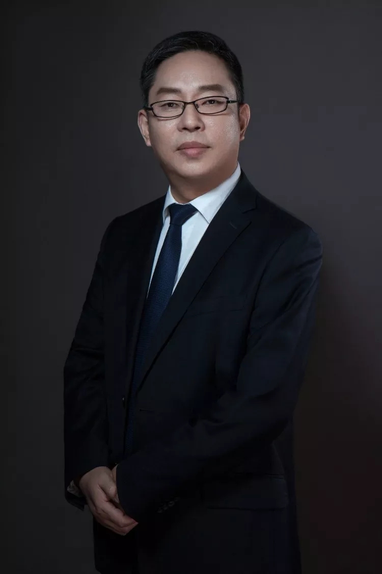 　　在王滿昌看來(lái)，現(xiàn)階段，我國(guó)海上風(fēng)電已經(jīng)基本具備規(guī)模化開發(fā)的條件，但在此過(guò)程中業(yè)界仍需堅(jiān)持積極穩(wěn)妥的原則，通過(guò)創(chuàng)新不斷夯實(shí)海上風(fēng)電項(xiàng)目全流程技術(shù)能力，為今后大規(guī)模開發(fā)打下堅(jiān)實(shí)基礎(chǔ)。他表示，中國(guó)海裝將保持一貫的開放姿態(tài)，愿與同行加強(qiáng)交流，共同推動(dòng)行業(yè)進(jìn)步
