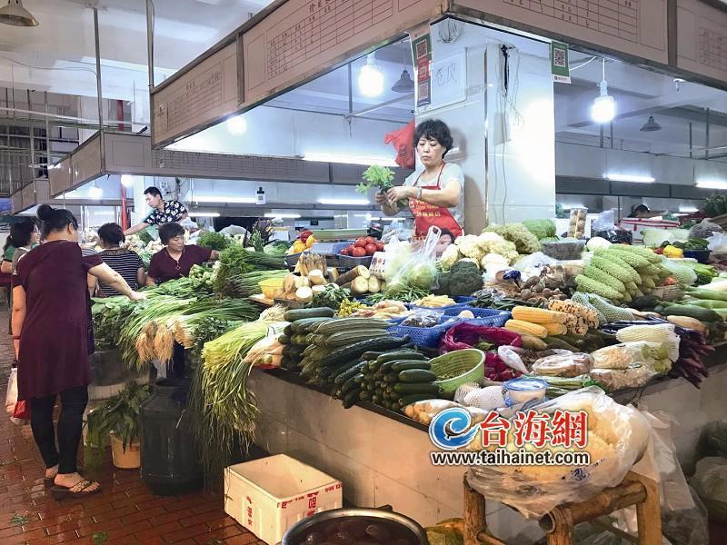 原標(biāo)題：漳州上半年 CPI同比上漲1.1%　能源、鮮菜、禽肉、茶及飲料均呈現(xiàn)上漲             臺(tái)海網(wǎng)7月13日訊 （海峽導(dǎo)報(bào)記者 賴雅紅 文/圖 通訊員 劉洪仁）昨日來自漳州市統(tǒng)計(jì)局調(diào)查隊(duì)的數(shù)據(jù)顯示，與去年上半年相比，今年上半年，漳州居民消費(fèi)價(jià)格上漲幅度為1.1%，明顯低于全國2.0%的價(jià)格上漲幅度，也低于全省1.5%的上漲幅度，在全省九地市中位列第七，價(jià)格上漲水平處近年來低位。 其中，能源、鮮菜、禽肉、茶及飲料均呈現(xiàn)上漲，而豬肉快速下跌后企穩(wěn)回調(diào)，鮮瓜果價(jià)格普漲后回跌