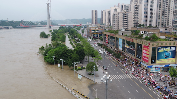 
	
                    
	

	国网重庆电力公司供图

	【电缆网讯】为应对洪水过境，7月11日下午，国网重庆市电力公司启动了防汛二级预警，同时要求各基层单位及时发布预警并启动应急响应，确保供电安全。在当地政府的统一领导协调下，国网重庆电力积极开展各项工作，12日下午2点左右，涪江潼南段迎来洪水过境，由于措施得当，当地输变电设备运行正常