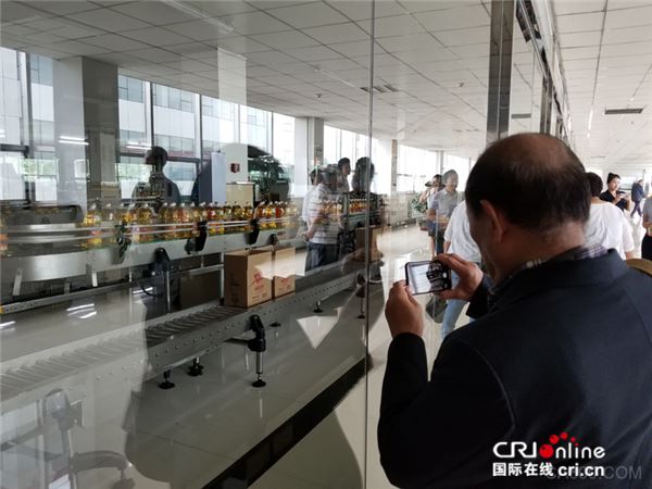 
                    
	在中央广播电视总台国际在线和哈尔滨市人民政府新闻办公室的共同组织下，我于６月３０日至７月４日参加了“海外大Ｖ哈尔滨行”活动，来到中国黑龙江省哈尔滨市进行参观和采访。五天的行程中，有很多活动给我留下深刻印象，其中之一就是参观九三粮油集团和完达山乳业集团的生产车间