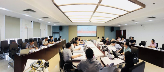 　　【中国仪表网 仪表会议】在原机械工业部沈烈初副部长和陆燕荪副部长关心和推动下，受大连光洋科技集团有限公司委托，2018年7月4日机械工业仪器仪表综合技术经济研究所(以下简称仪综所)在亦庄基地组织召开了“大连智能制造装备产业园采用大数据+互联网+物联网+人工智能，实现数字化、网络化、智能化工厂管控实施方案研讨会”。原机械工业部沈烈初副部长和陆燕荪副部长，大连光洋科技集团有限公司董事长于德海教授、机械工业第六设计研究院有限公司(以下简称中机六院)副总经理朱恺真教授、中国航天科工集团