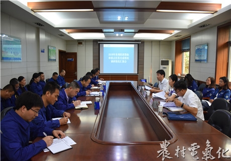 
　　农村电气化网讯：7月12日，宝鸡分公司总会计师王文婷带领财务经营部主任李永辉、生产技术部副主任何飞深入凤翔分公司进行专题调研。

　　调研汇报会上，凤翔分公司党支部书记刘建峰代表班子分别从安全生产、市场营销、电网建设、经营管理、人力资源、行政及党建等六个方面做了专题汇报，王文婷对该公司上半年各项及经济指标和重点任务完成情况给予了充分肯定，认为凤翔分公司上半年工作特色亮点突出，组织推进有序，成效初步彰显，尤其是“三供一业”等工作组织有力，进展高效，在宝鸡分公司系统树立了标杆