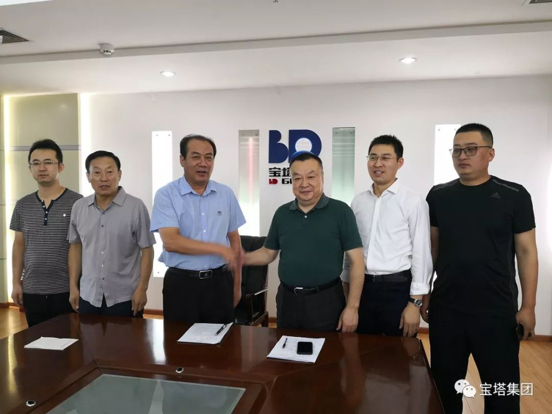 原標(biāo)題：深度合作互利共贏：寶塔石化集團(tuán)與薩沃能源公司簽署原油供應(yīng)協(xié)議            7月12日上午，在寶塔寧夏區(qū)大廈18樓會議室，寶塔石化產(chǎn)業(yè)集團(tuán)董事長張發(fā)軍與浙江薩沃能源有限公司總經(jīng)理高小占共同簽署合作協(xié)議。石化產(chǎn)業(yè)集團(tuán)副總經(jīng)理梁玉新、財(cái)務(wù)總監(jiān)馬俊豪以及國際貿(mào)易公司、供應(yīng)管理公司、銷售管理公司相關(guān)負(fù)責(zé)人一同參加了簽約儀式
