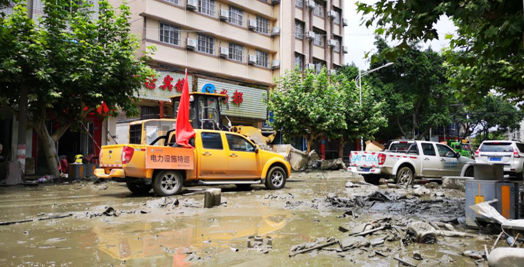 
　　7月13日，经过夜以继日的抢修，成都市金堂电网因洪水停运的35千伏变电站全部恢复运行、35千伏线路恢复供电2条、10千伏主线恢复供电35条，全线正常送电6条、恢复供电配变339台、供电用户21700户，县委县政府、110指挥中心、妇幼保健院等重要客户均已恢复供电。


　　金堂县洪水退去后的电力特巡
　　7月10日以来，受到持续暴雨的影响，成都市金堂县城大部分地区及多个乡镇遭受到了严重的洪涝灾害，造成3条35千伏线路、2座35千伏变电站、58条10千伏线路、1852个配电变压台区停电，涉及用户176