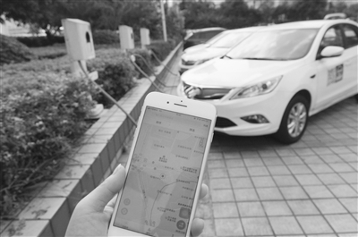 　　 通過車樁一體化分時租賃運營管理平臺，用戶在“E+租車”APP上可租賃不同運營商、車型、價格的車輛。記者 雍黎攝　　第二看臺　　居民樓里輕軌列車穿梭而過、層層疊疊看不出有幾層的高架橋、連續(xù)上坡的陡峭公路……因擁著這些“奇葩”交通路況被網(wǎng)友戲稱為“8D魔幻城”的山城重慶再出奇招兒：通過一個平臺，掃碼就能租一輛共享汽車，汽車品牌也很多樣