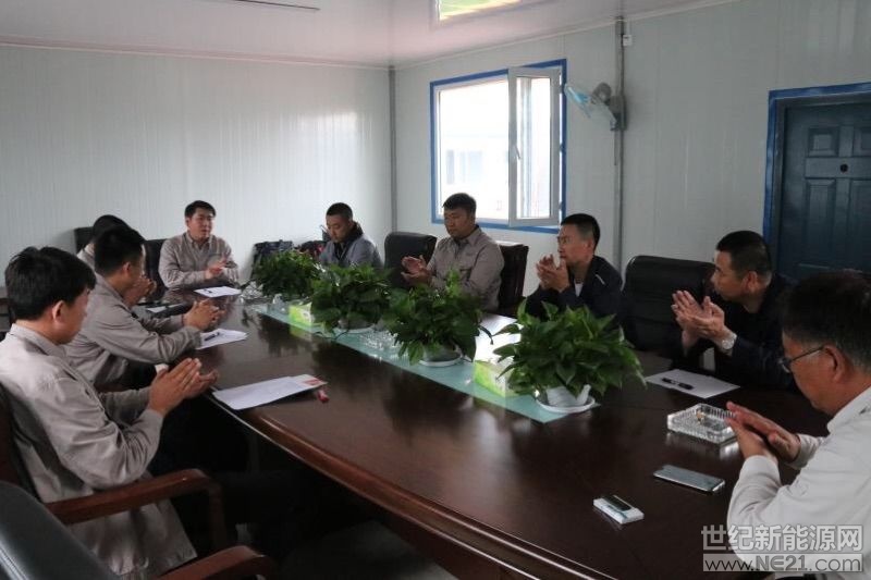  （通讯员 闫洪生）为加强党建引领、服务基地建设，根据党章有关规定，基地镇赉、大安两个项目部分别向中共白城市能源开发服务中心党组提交了成立临时党支部申请，并得到中共白城市能源开发服务中心党组批准，同时指派侯冠宇和孙野同志分别担任镇赉和大安项目部临时党支部书记。


 
6月27日、28日，在基地镇赉、大安项目部分别召开了临时党支部成立大会暨第一次全体党员大会，会议由临时党支部书记主持，市能源开发服务中心党办主任付明哲、基地现场指挥部办公室主任闫洪生列席参加了会议