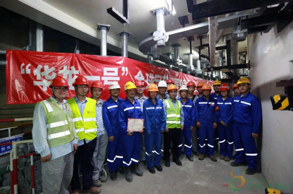 
                    　　7月14日15時18分，隨著福清核電5號機組主管道焊接現(xiàn)場藍色焊接弧光緩緩熄滅，標志著“華龍一號”示范工程全球首堆主管道焊接工作全部完成。公司總經(jīng)理、黨委副書記陳國才與焊接工人一道共同見證了該時刻