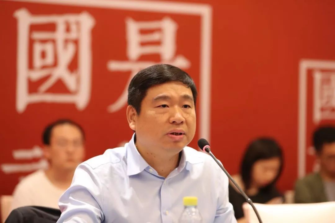原標(biāo)題：孫軼颋：結(jié)構(gòu)調(diào)整短期內(nèi)是挑戰(zhàn) 長(zhǎng)期看是機(jī)遇            “2018國(guó)是論壇—年中經(jīng)濟(jì)形勢(shì)分析會(huì)”于7月16日在京舉行，國(guó)際金融論壇（IFF）副秘書(shū)長(zhǎng)、綠色發(fā)展中心主任孫軼颋出席并演講。 孫軼颋稱，環(huán)保政策從目前來(lái)看，就是產(chǎn)業(yè)間的結(jié)構(gòu)調(diào)整，能源結(jié)構(gòu)調(diào)整和交通結(jié)構(gòu)調(diào)整的問(wèn)題，從長(zhǎng)期內(nèi)對(duì)于我們的綠色產(chǎn)業(yè)，清潔制造產(chǎn)業(yè)，清潔能源產(chǎn)業(yè)，還有一些新的業(yè)態(tài)，比如說(shuō)資源服務(wù)業(yè)是利好