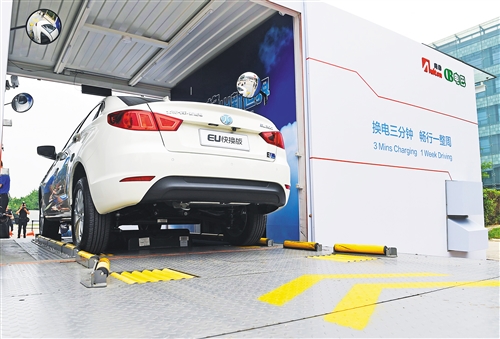 　　7月5日，北汽新能源首款對(duì)私換電車型在換電站樣板間展示如何快速換電。 新華社記者羅曉光攝　　1月份至6月份，新能源汽車產(chǎn)銷量同比分別增長(zhǎng)94.9%和111.5%，表現(xiàn)遠(yuǎn)好于前幾年