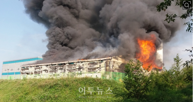 
	中国储能网讯：据韩媒e2新闻报道，进入今年以来，仅灵岩、庆山就发生过两起电池爆炸事故，经确认属某公司统一供应产品……具体事故原因目前不明。


	 



	连接灵岩风力发电厂的ESS设备发生火灾，造成706㎡规模电池建筑和3500块以上锂电池全部烧毁
