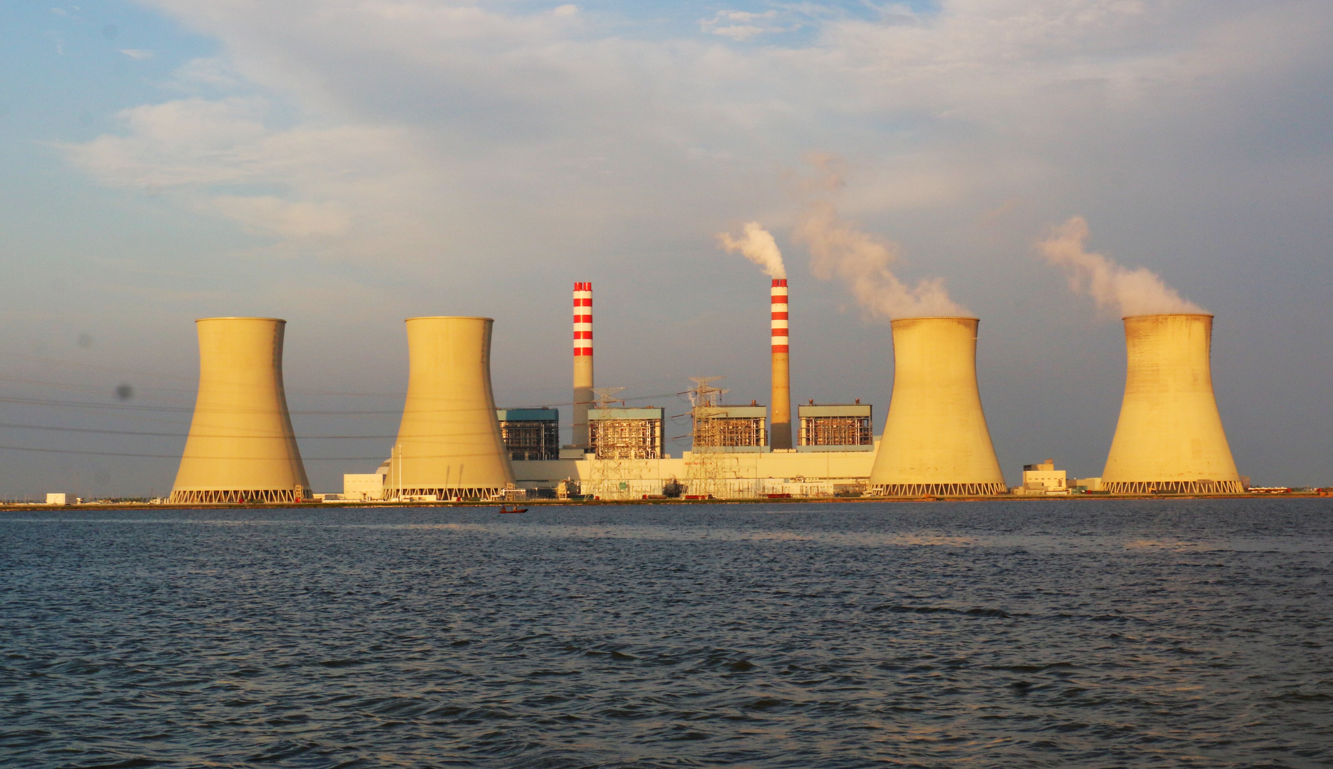 天津北疆發(fā)電廠4×1000MW機(jī)組工程全景  　　六月的渤海灣，碧波浩渺，長空無際。 　　天津?yàn)I海新區(qū)，一座裝機(jī)容量400萬千瓦的大型現(xiàn)代化電站拔地而起，巍然矗立在渤海之濱，宛若一顆璀璨的明珠，照耀著渤海灣畔