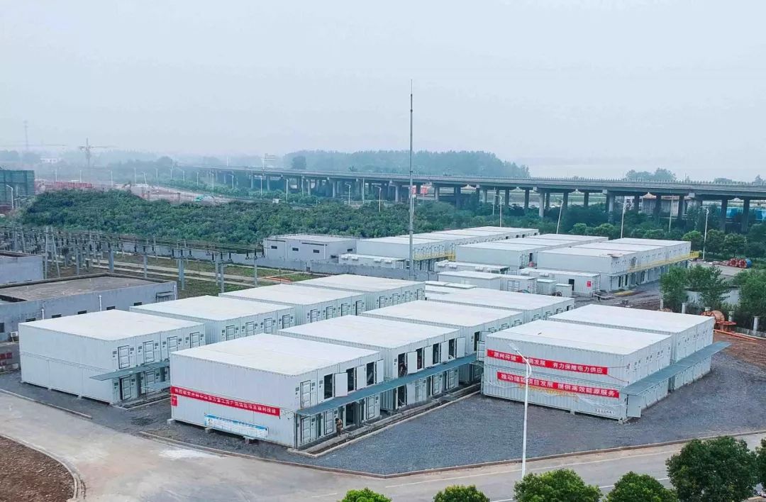 
	再創(chuàng)奇跡！南都電源為大規(guī)模分布式儲能建設(shè)提供典范



	中國儲能網(wǎng)訊：7月5日，由國網(wǎng)鎮(zhèn)江供電公司部署、國網(wǎng)江蘇綜合能源服務(wù)有限公司租用、南都電源投資建設(shè)的飛達(dá)集團(tuán)20MW/160MWh智慧儲能電站成功并網(wǎng)，標(biāo)志著我國模塊化預(yù)裝儲能電站技術(shù)已進(jìn)入大規(guī)模應(yīng)用階段。


	



	 


	


	該電站是國網(wǎng)江蘇電力迎峰度夏的重點工程，同時也是目前國內(nèi)最大規(guī)模的模塊化預(yù)裝式儲能電站