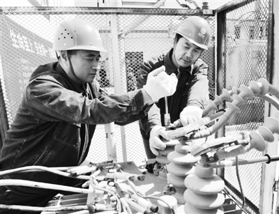                                                                 圖為蘭州供電公司員工在110千伏大同變電站檢修設(shè)備。            高衛(wèi)/攝                                                             　　7月9日21時(shí)40分，國網(wǎng)甘肅蘭州供電公司城關(guān)供電服務(wù)中心搶修班接到當(dāng)天第3個(gè)工單：“蘭州市鹽場(chǎng)堡一用戶家中停電，請(qǐng)盡快處理