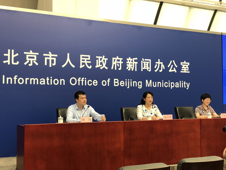 原標題：2018年上半年北京市減量集約發(fā)展成效逐步顯現(xiàn)            　　千龍網(wǎng)北京7月18日訊 7月18日，北京市人民政府新聞辦公室聯(lián)合北京市統(tǒng)計局、國家統(tǒng)計局北京調查總隊召開2018年上半年北京市經(jīng)濟運行情況新聞發(fā)布會，發(fā)布了2018年上半年北京經(jīng)濟運行“成績單”。                  初步核算，上半年全市實現(xiàn)地區(qū)生產(chǎn)總值14051.2億元，按可比價格計算，同比增長6.8%，增速比1季度提高0.1個百分點