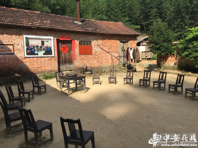 7月17日下午，伴随着烈日骄阳，记者来到金寨县花石乡大湾村。沿着两年前习总书记走过的路，见证大湾村脱贫攻坚的成果