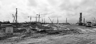 正在建設(shè)的丹格特?zé)捰蛷S　　據(jù)彭博社7月9日?qǐng)?bào)道，尼日利亞的丹格特?zé)捰蛷S（Dangote Refinery）有望于今年下半年或明年上半年正式投產(chǎn)，屆時(shí)將成為非洲最大煉油廠。該煉油廠將支撐尼日利亞乃至整個(gè)非洲的下游煉化市場(chǎng)，并扭轉(zhuǎn)尼日利亞長(zhǎng)期嚴(yán)重依賴(lài)進(jìn)口燃料的局面，甚至可以在滿(mǎn)足本國(guó)燃料需求之后利用富余產(chǎn)能實(shí)現(xiàn)出口創(chuàng)收