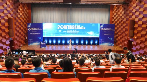 　　7月17日，“2018年中国电力无人机智能运维技术高峰论坛”在广州白云国际会议中心盛大开幕，云集来自全国电力系统生产运维、科研单位、无人机行业、航测系统、互联网大数据等领域400余名知专家学者及行业人士荟萃羊城，多维度深入探讨电网智能运维技术的发展和应用。　　2018年中国电力无人机智能运维技术高峰论坛现场　　本届高峰论坛由南方电网公司电力线路机巡作业示范基地、广东省电机工程学会电力无人机分会主办，主要分为论坛和展览会两个板块，是中国第一届电力无人机智能运维技术交流盛会，旨在吸纳更多高端智慧力量，更好