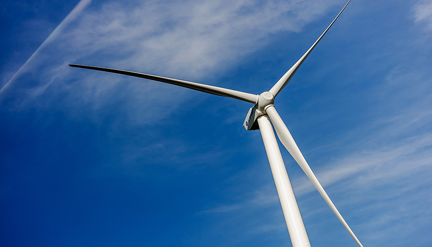国内核电大佬之一的中国广核集团（下称中广核）继续扩大其在欧洲的风电业务版图。

7月17日，中广核发布消息称，下属中广核欧洲能源公司（下称中广核欧洲）与麦格理（Macquarie）、通用电气公司（GE）签署股权转让协议，完成瑞典北极（North Pole）风电项目75%股权的收购