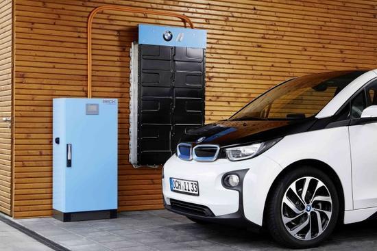 
	中國儲能網(wǎng)訊：據(jù)Greencarreports網(wǎng)站報道，電動汽車的發(fā)展造成廢舊電池大量涌現(xiàn)。據(jù)彭博社報告顯示，未來5年，廢舊電池的數(shù)量將迎來井噴