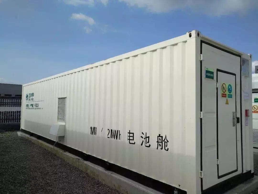 
	中國儲能網(wǎng)訊：隨著去年首個國家級儲能政策——《關(guān)于促進(jìn)儲能技術(shù)與產(chǎn)業(yè)發(fā)展的指導(dǎo)意見》的下發(fā)，以及包括《南方區(qū)域電化學(xué)儲能電站并網(wǎng)運行管理及輔助服務(wù)管理實施細(xì)則（試行）》、江蘇省《關(guān)于轉(zhuǎn)發(fā)<關(guān)于促進(jìn)儲能技術(shù)與產(chǎn)業(yè)發(fā)展的指導(dǎo)意見>的通知》、《2017年度風(fēng)電開發(fā)建設(shè)方案的通知》等各個地方政策的發(fā)布，國家層面和地方層面的齊發(fā)力，極大地激發(fā)了國內(nèi)儲能市場的活力。


	



	縱觀今年上半年，江蘇、河南、青海、廣東四個省份相繼發(fā)布建設(shè)大規(guī)模儲能項目的消息，項目規(guī)模多在幾十兆瓦級到百兆瓦級不等，共