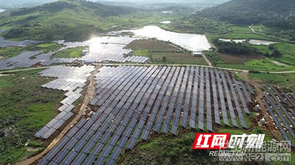 

阳华田光伏项目。

红网时刻永州7月19日讯（通讯员 李珊珊）“以前咱们村三面环山，种地难、出行难、赚钱难、生活难，近年来，路通了，土地流转啊、农家乐啊、旅游啊等等都发展起来了，生活变得好惬意了