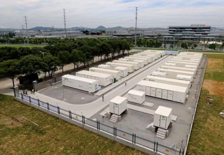 　　高工鋰電近日獲悉，力信能源參與承建的江蘇鎮(zhèn)江東部儲能電站項目中北山及五峰山儲能電站項目，現(xiàn)已建設(shè)完成并投入使用，共計40MW/80MWh。其中北山儲能電站被國網(wǎng)江蘇電力列為示范項目