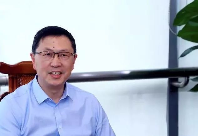 原標(biāo)題：量變改質(zhì)變！光伏大咖瞿曉鏵博士，引導(dǎo)光伏下一個風(fēng)口！            2018年6月24日，作為清華校友企業(yè)，阿特斯陽光電力集團董事長、總裁兼首席執(zhí)行官，清華1981級物理系校友瞿曉鏵博士受邀參加清華大學(xué)產(chǎn)業(yè)創(chuàng)新與金融研究院(IIIF)舉辦的第三期行業(yè)分享會，并圍繞“光伏產(chǎn)業(yè)發(fā)展”做主題分享。 清華大學(xué)能源互聯(lián)網(wǎng)創(chuàng)新研究院政策發(fā)展研究室主任何繼江等與來自高校、企業(yè)和投資機構(gòu)的各領(lǐng)域朋友圍繞話題展開討論
