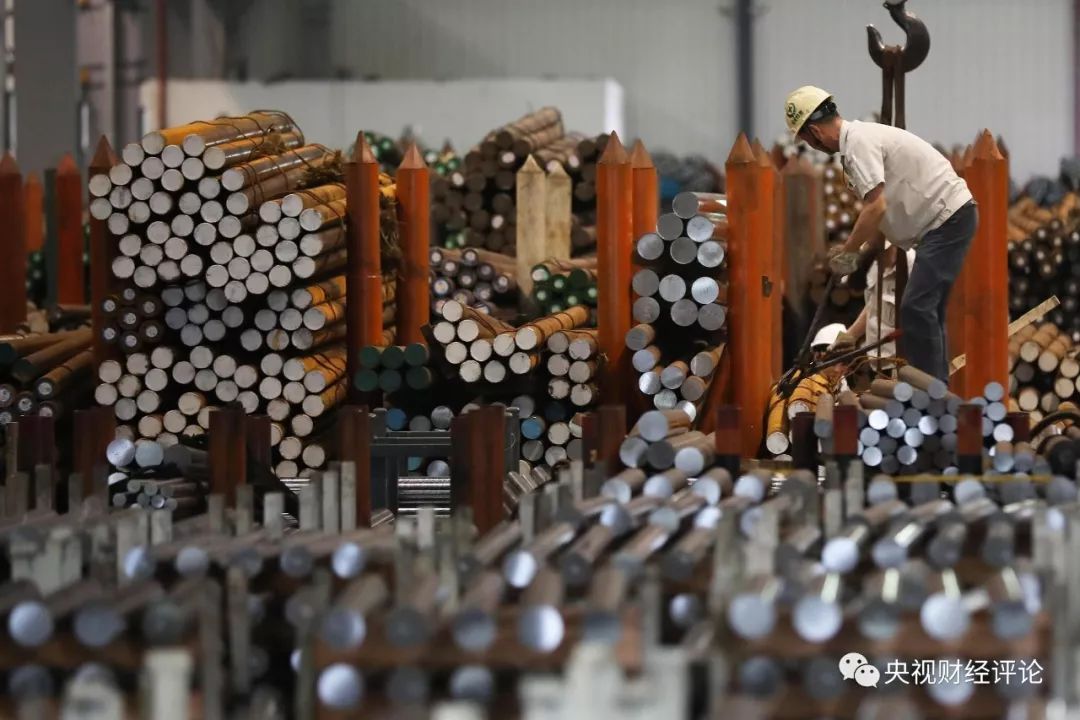原標題：聚焦中國經(jīng)濟半年報 看結(jié)構(gòu)            《聚焦中國經(jīng)濟半年報》 看結(jié)構(gòu) 在國家統(tǒng)計局本月發(fā)布的上半年經(jīng)濟數(shù)據(jù)中顯示，上半年中國經(jīng)濟運行過程中結(jié)構(gòu)優(yōu)化升級是一大亮點：從產(chǎn)業(yè)構(gòu)成看，上半年，第一產(chǎn)業(yè)、第二產(chǎn)業(yè)和第三產(chǎn)業(yè)增加值占GDP的比重分別為5.3%、40.4%和54.3%，與上年同期相比，第一產(chǎn)業(yè)比重下降0.5個百分點，第二產(chǎn)業(yè)和第三產(chǎn)業(yè)比重分別提高0.2個和0.3個百分點。上半年，制造業(yè)投資和民間投資增速回升，分別增長6.8%、8.4%，比去年同期提高了1.3個和1.2個百分點，高技術(shù)
