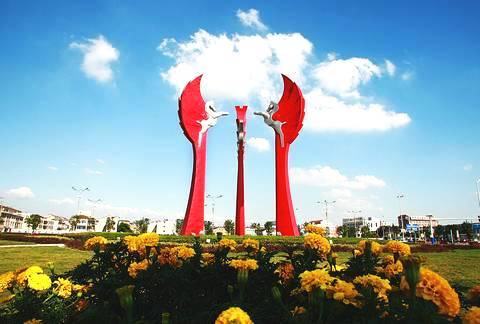 原標題：江蘇省靖江市外貿(mào)增長態(tài)勢良好，新能源、光電等成出口新軍            記者昨天從靖江海關(guān)獲悉，今年上半年，靖江市外向型經(jīng)濟爬坡過坎，總體保持增長態(tài)勢。海關(guān)統(tǒng)計數(shù)據(jù)顯示，上半年靖江市實現(xiàn)進出口貿(mào)易總值16.9億美元，同比增長8.9％，其中，實現(xiàn)進口3.9億美元，同比增長8.3％；出口13億美元，同比增長9％