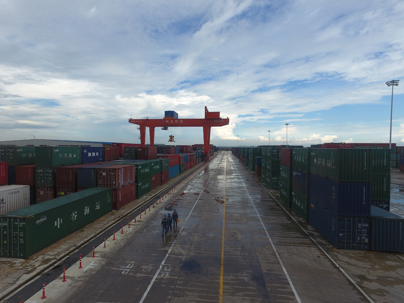 　　　　6月20日，首個(gè)冷鏈集裝箱專列從廣西防城港車站開出，防城港—重慶團(tuán)結(jié)村冷鏈集裝箱專列正式開通;6月28日，“廣西北部灣港—四川宜賓”南向通道海鐵聯(lián)運(yùn)班列首發(fā)儀式在廣西欽州港東站舉行……　　陸海相連，陸路聯(lián)通，一條從中國西部連接到東南亞國家的國際貿(mào)易物流大動(dòng)脈——南向通道，不斷有新的班列開通，貨物往來繁忙，車輛熙熙攘攘，為新時(shí)代向海經(jīng)濟(jì)注入新的“血液”。經(jīng)濟(jì)發(fā)展，電力先行