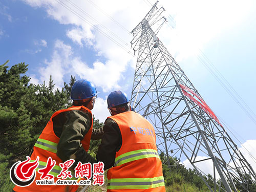 　　7月20日上午9时许，在威海市嵩山街道五家疃附近，中国铁塔公司威海分公司的两名作业人员，登上国网威海供电公司35千伏戚林(凤高)线曲阜支线5号塔，安装通信基站设施，借助已建成的输电塔实现通信传输。据悉，这是国家电网公司和中国铁塔公司在山东境内开展的首例合作项目，是山东境内开放的首座“共享铁塔”