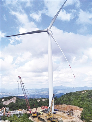 
	
                    
	【电缆网讯】7月20日，在福建省漳平红尖山大西岭风电场施工现场，工人们正对22台风电机组进行叶片吊装施工。该项目是省级重点项目，计划建设40台2.2MW风电机组，预计今年年底完成红尖山风电场所有风电机组的安装工作，建设完成投产后，年上网电量约一亿千瓦时