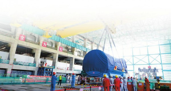 
                    
 
　　
中電建核電公司的安裝人員在進行廣東陽江核電站5號機組定子就位施工。
 
　　7月12日夜，世界在建規(guī)模最大的核電工程之一———廣東陽江核電站迎來新的里程碑：5號機組順利通過168小時示范運行，具備商運條件
