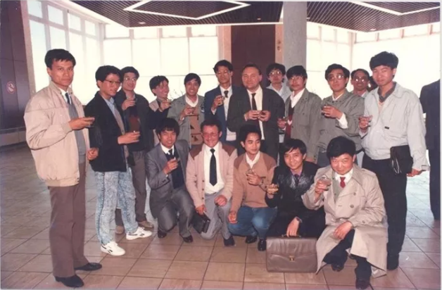 　　1989年4月19日，那是我结婚刚半年的日子，也是广东核电合营有限公司第一批学员（共46人）奔赴法国开始“黄金人”培训的日子。　　那天早上9时，车来了，大家进入面包车坐下