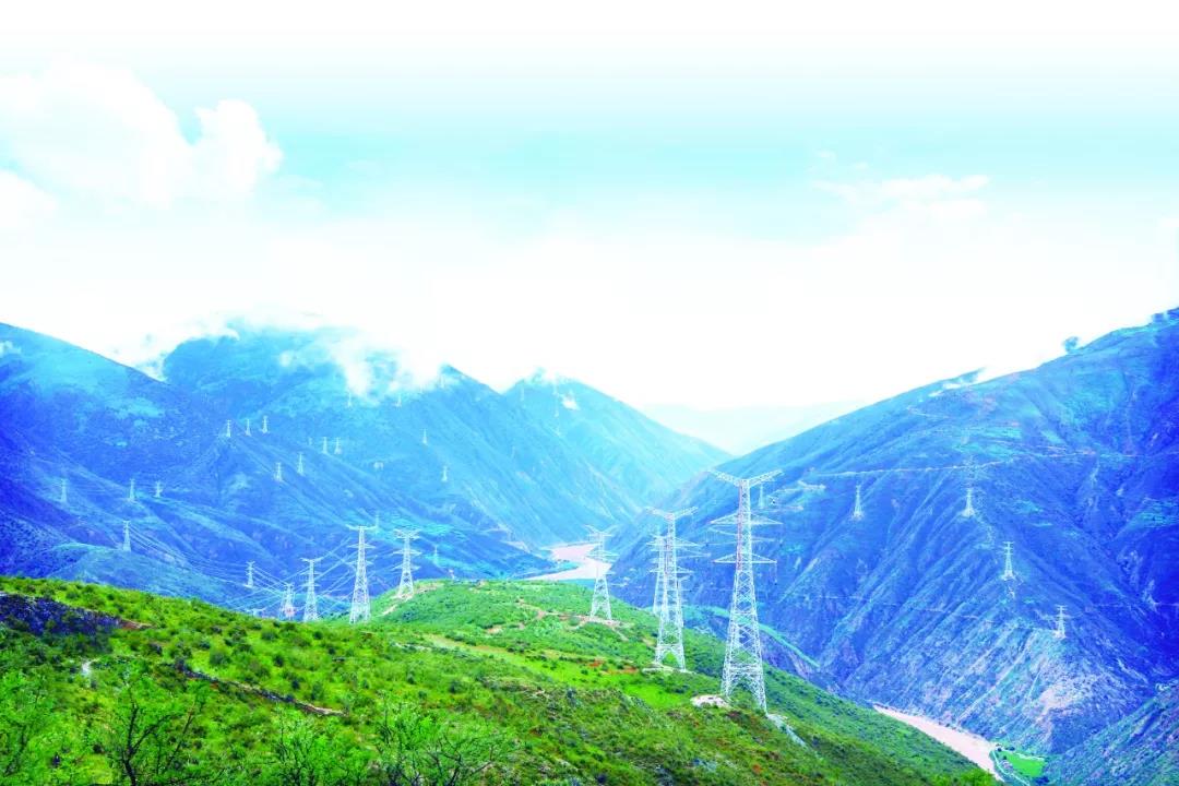 　　1978—2018 ˙ 能源發(fā)展特別報(bào)道　　我國(guó)的電力事業(yè)起步比西方國(guó)家晚了80年，但新中國(guó)成立以來(lái)，尤其是經(jīng)過(guò)改革開(kāi)放40年的發(fā)展，我國(guó)已成為名副其實(shí)的電力大國(guó)。　　在國(guó)內(nèi)，電網(wǎng)從獨(dú)立、分散、弱小逐步建成全國(guó)互聯(lián)、互通、互供的統(tǒng)一大電網(wǎng)，解決了無(wú)電人口用電問(wèn)題，為經(jīng)濟(jì)社會(huì)發(fā)展提供了不竭動(dòng)力