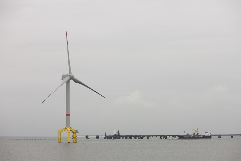 原標(biāo)題：其他能源發(fā)展遭遇寒流 海上風(fēng)電緣何一枝獨(dú)秀？            按照我國(guó)的資源稟賦，海上風(fēng)電并不是最佳選擇，甚至可以說(shuō)是所有資源選擇中的末尾。所以長(zhǎng)久以來(lái)，我國(guó)海上風(fēng)電的發(fā)展緩慢，相較于光伏發(fā)電、陸上風(fēng)電、儲(chǔ)能等能源相對(duì)落后，與發(fā)達(dá)國(guó)家相比也有不小的距離