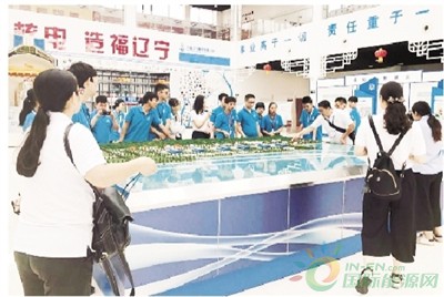 
                    

    近日，第六屆“魅力之光”杯全國中學生核電科普夏令營（（以下簡稱“魅力之光”）的營員走進了徐大堡核電站，他們一邊詢問關(guān)于核電的問題，一邊在電站現(xiàn)場合影，給平日安靜的電站帶來了歡聲笑語。
 
　　“魅力之光”杯全國中學生核電科普夏令營是由中國核學會和中國核電共同主辦的全國中學生核知識科普品牌活動，每年在全國范圍內(nèi)舉辦核知識競賽，選出優(yōu)秀學員參加夏令營
